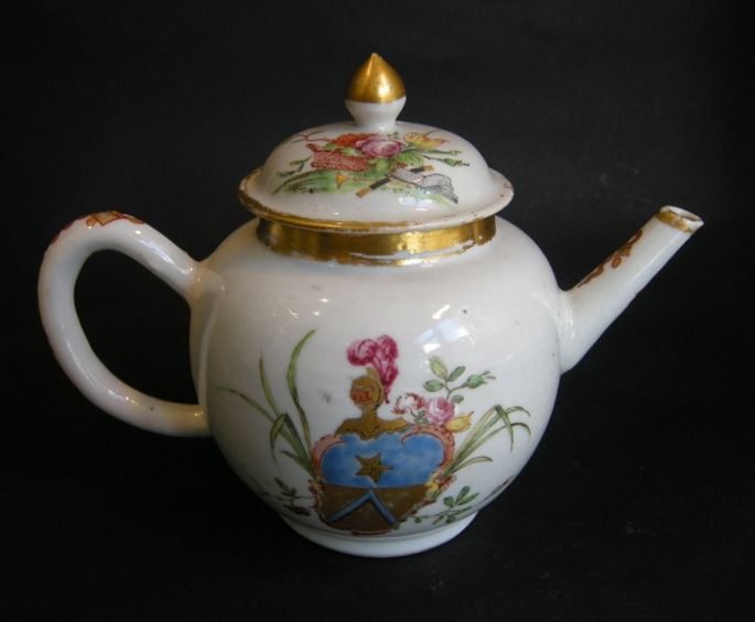Armorial teapot Chinese Export | MasterArt